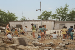 roma-pietralata-borgata-bambini-giocano-macerie-foto-storica-1969-colorizzata